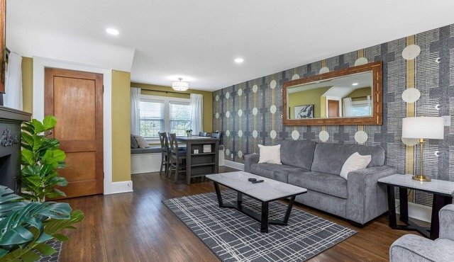 Remodeled second-floor home in Columbus' central Clintonville - close to it all!