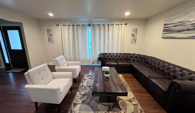 Remodeled SFR w/fireplace, super close to main highways and Chicago