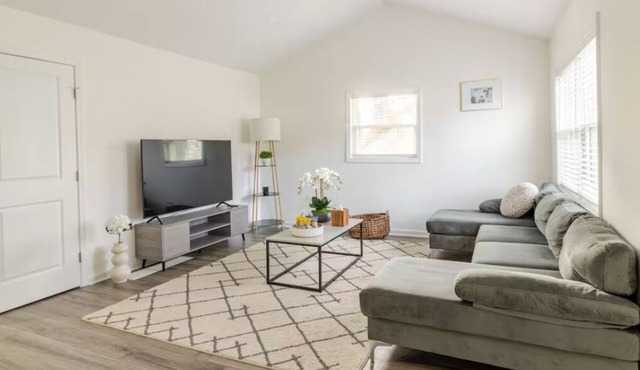 Remodeled single-family house, 1 mile away from Rochester Airport
