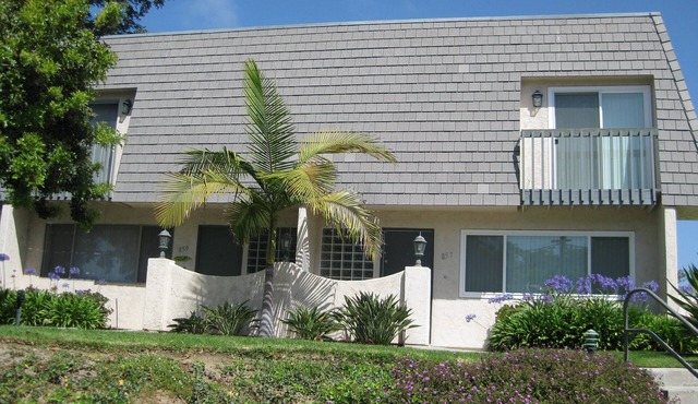 Remodeled Solana Beach condo West of 5