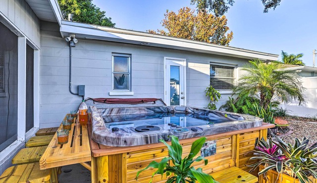 Remodeled St Petersburg Retreat w/Hot Tub!