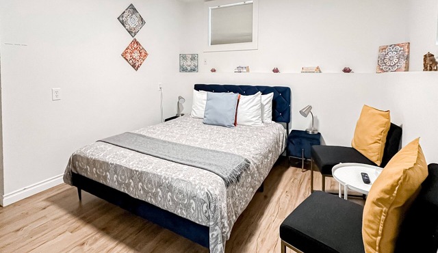 Remodeled studio in lovely neighborhood with shared yard and fast WiFi - dog OK