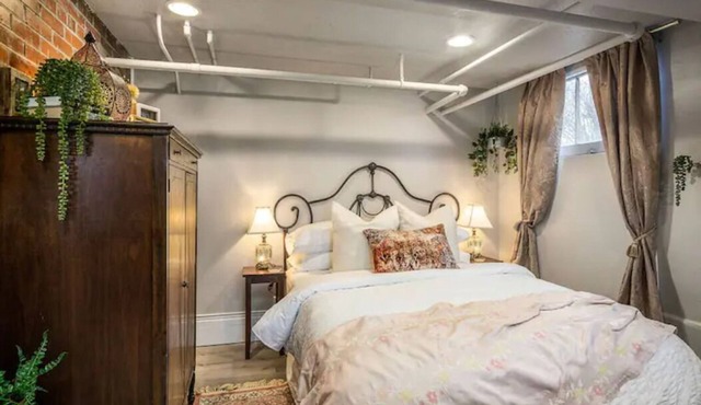 Remodeled studio -blocks from U of U - 45 min to Ski hills