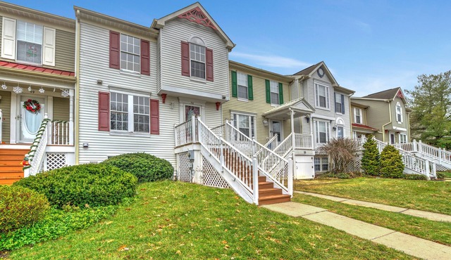 Remodeled stylish townhome close to major highways