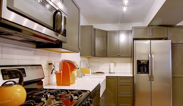 Remodeled TH Near Resort-Steps to Free Mtn/Town Bus Stop+ HotTub-W/D in Unit-Gas Fireplace-Mtn View