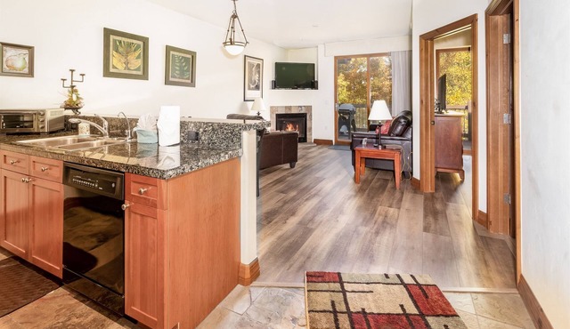 Remodeled Two Level Condo. Fireplace. Free Shuttle