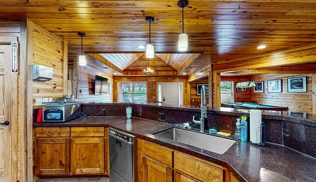 Remodeled two-story cabin with full kitchen, wrap-around deck, grill, partial AC