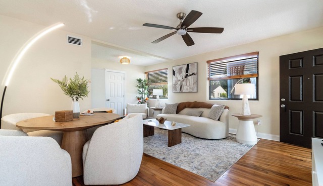 Remodeled unit steps from San Marco cafes and shops and near Riverwalk
