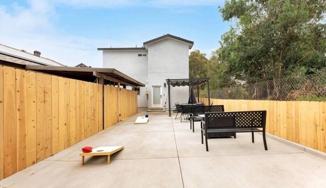 REMODELED Urban Retreat Self Check-In, Hot Tub, Foosball, Fire Pit, Cornhole