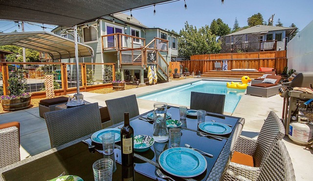 Remodeled Victorian Cottage, Pool and Hot Tub, In Town