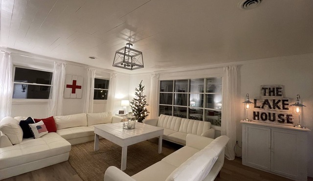 Remodeled Water-Front Lake Cottage with Dock! Kayaks provided!