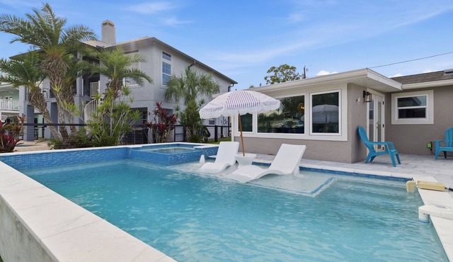 Remodeled Waterfront Home Heated Saltwater Pool & Spa With Gulf Access