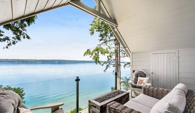 Remodeled waterfront beauty with fast Wifi, sweeping views & beach access