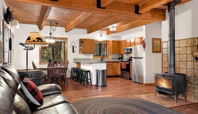 Remodeled Woodsy Cabin w/Hot Tub & Relaxing Deck