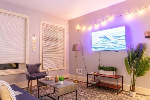 Remodeled2bd-wqueenbedmercy,tv,workdesk