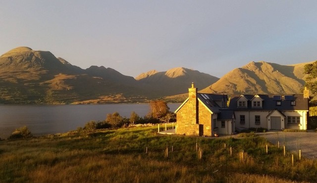 Remote & awe-inspiring Sealgair Cottage. Pet-friendly, log burner, lochside.