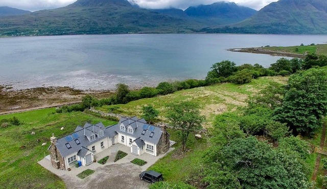 Remote & awe-inspiring Iasgair Cottage. Pet friendly, wood burner, lochside.