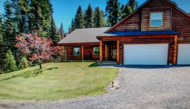 REMOTE CABIN WITH HOT TUB, MOVIE THEATER AND HUGE COVERED DECK WITH FIRE TABLE