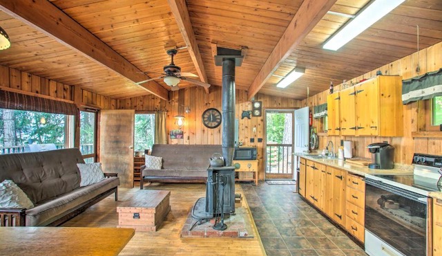 Remote Escape Serene Lakeside Cabin with Beach