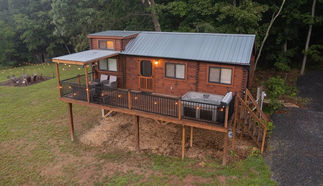Remote Hideaway | Treehouse w/HOT TUB, Views + Fire Pit!