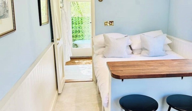 Remote hut set in the beautiful Kent Downs