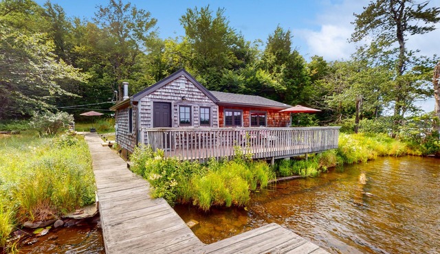 Remote lakefront cabin, dog-friendly with deck & outdoor shower