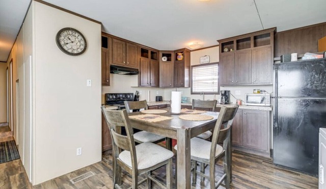 Remote McCamey Retreat w 5 En-Suite Baths
