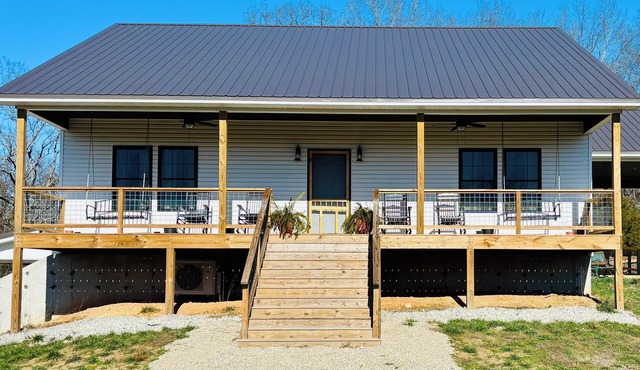 Remote, spacious and cozy farmhouse in Myrtle, MO