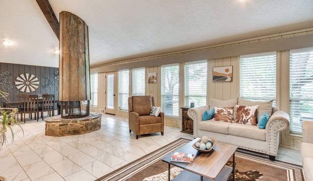 Remote Texas Retreat: Hot Tub, Deck, Grill!