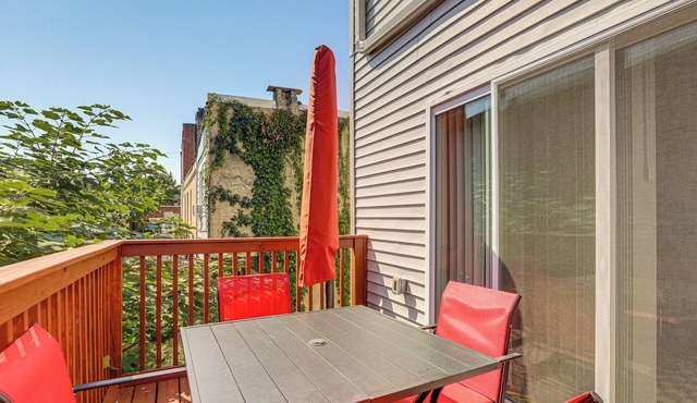 Remote Work Hub: Philly Condo 3 Mi to Center City!