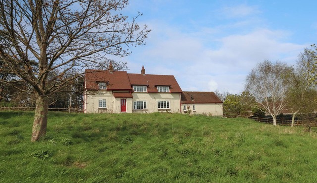 REMPSTONE FARMHOUSE, pet friendly, with hot tub in Corfe Castle