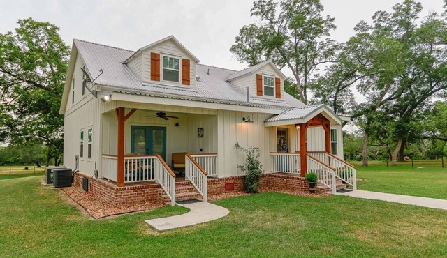 Ren Farmhouse! 17 acres | Game Barn! | 10 mi to Wed Venues!