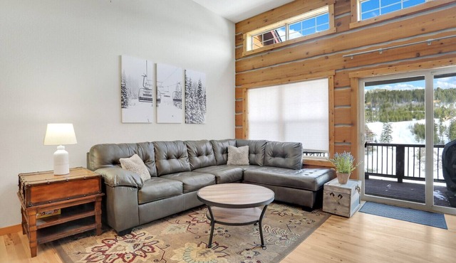 Rendezvous - Majestic Views|Hike|Bike|Ski & Ski Locker Available!