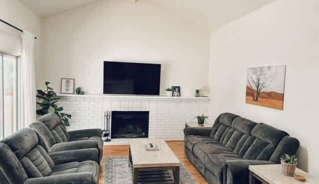 Reno 4BR Home · Near Events Center, Patio & Yard