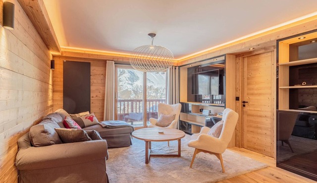 Renovated chalet with spa, pool and parking, ski-in/ski-out