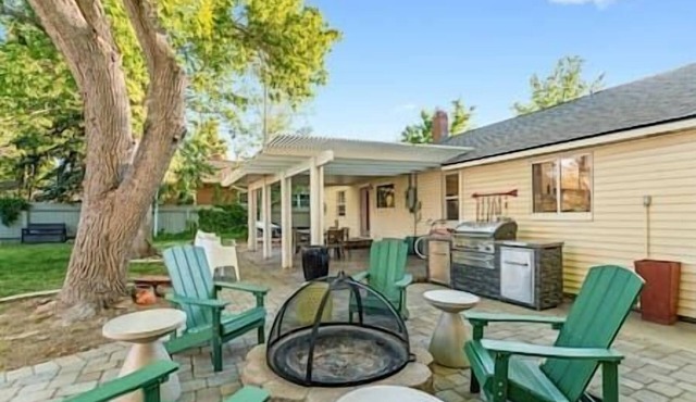 Reno Roost a welcoming private home with yard in Old SW Reno