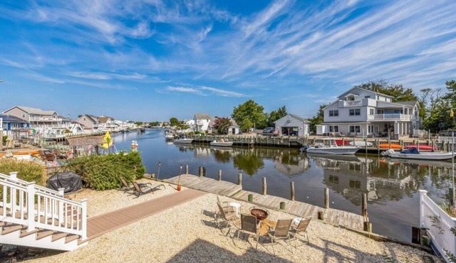 RENO’D Beach Heaven West waterfront Lagoon with dock 2 decks Walk to bay beach
