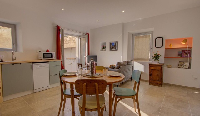 Renovated Village House with Courtyard – Heart of Saint-Paul-Trois-Châteaux