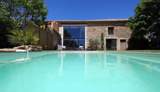 Renovated Provençal farmhouse in a quiet environment, with pool
