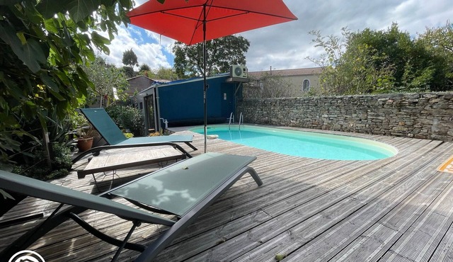 Renovated House with Shared Pool and Garden in Mareuil-sur-Lay, Sleeps 6