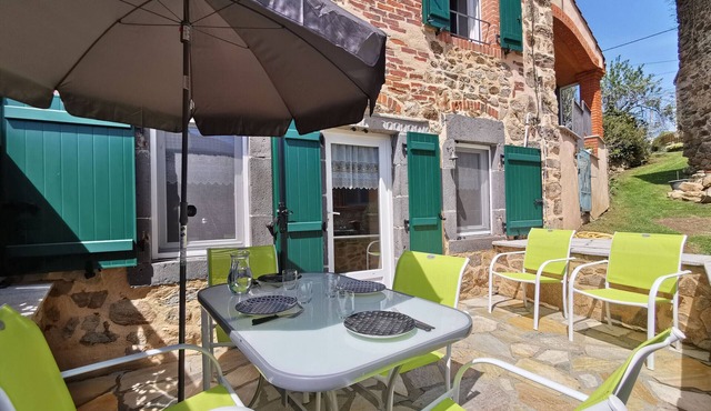 Renovated cottage in St Just, private terrace, hiking, near Puy en Velay