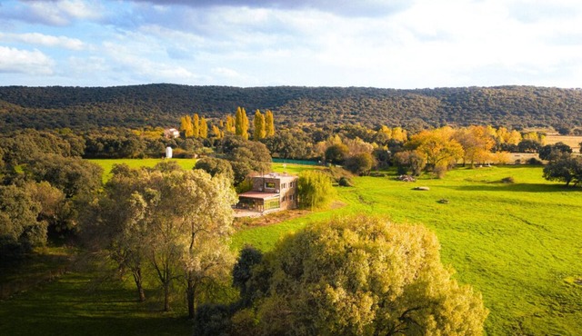 Renovated house with pool on a private in Toledo. Views of the Sierra de Gredos.