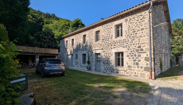 Renovated charming cottage, up to 10 guests, private garden, Haute-Loire