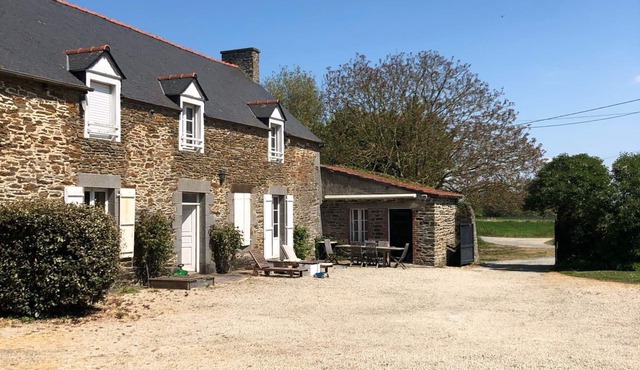 Renovated 17th century house with large garden, quiet, close to beaches