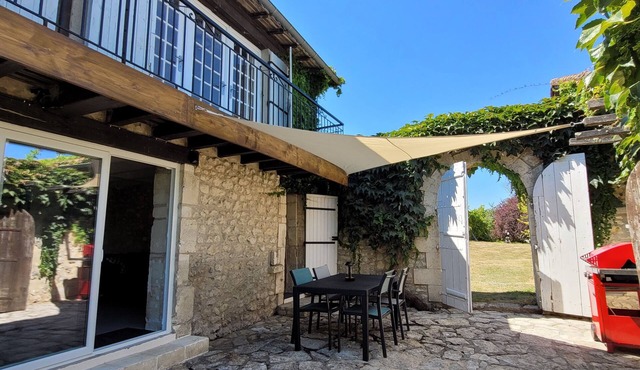 Renovated Cottage with two bedrooms and shared swimming pool