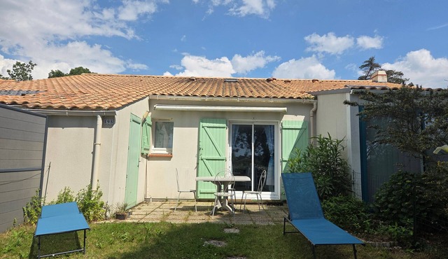 Renovated house near the sea with 2 pools, parking, pets allowed