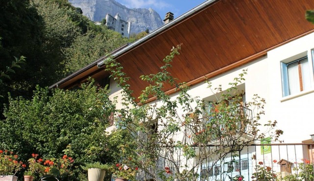 Renovated country farm located between Chambéry and Albertville, towns of Art and History. Situation id