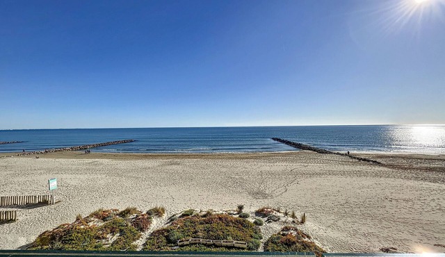 Renovated 1-bed cabin on beach with parking in Carnon