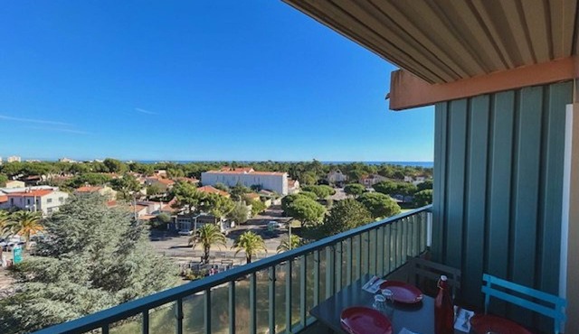 Renovated 1-bed apartment, near beach, secure parking