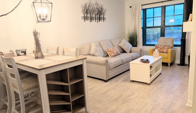 Renovated 1 Bedroom Valley View